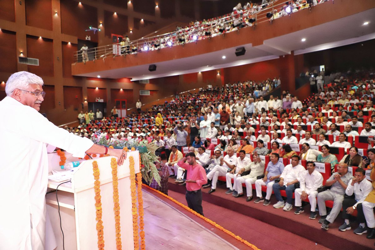 gssjodhpur's tweet photo. लोकमाता अहिल्या बाई होलकर जी त्रिशताब्दी समारोहों के क्रम में आज गाजियाबाद के पंडित दीनदयाल उपाध्याय ऑडिटोरियम में हुए महिला सशक्तिकरण सम्मेलन और सम्मान कार्यक्रम में सम्मिलित हुआ। 

पुण्यश्लोक माँ अहिल्या बाई की समतापूर्ण धर्मनिष्ठा के विषय में जितनी अधिक चर्चा होगी , समाज व शासन प्रेरणा पाएंगे। वे सुशासन और सशक्तिकरण की जीवंत गाथा रहीं। 

इस कार्यक्रम के आयोजन के उत्साह ने मुझे प्रभावित किया। सभी सम्माननीय उपस्थितों की भावना कार्यक्रम में उद्देश्य से जुड़ी रही। सम्मान प्राप्त करने वाली बहनों का पुनः अभिनंदन करता हूँ। भारत में नारी शक्ति की पूजा होती है। आपका सम्मान लोकमाता की महा-स्मृति को प्रणाम करने के समान है।