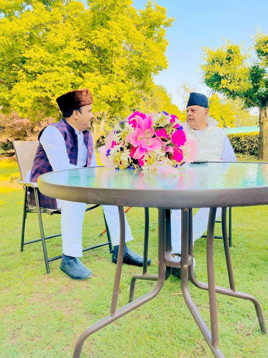 #कश्मीर #श्रीनगर देश के महत्वपूर्ण बुजुर्ग नेता नेशनल कांफ्रेंस के राष्ट्रीय अध्यक्ष पूर्व मुख्यमंत्री जम्मू कश्मीर माननीय डाक्टर #फारूक_अब्दुल्ला_साहब से उनके कोठी पर मुलाकात की

पिछले  महीने पहलगाम में हुए आतंकी घटना के प्रति मैने अपनी गहरी संवेदना व्यक्त की।
<a href="/yadavakhilesh/">Akhilesh Yadav</a>