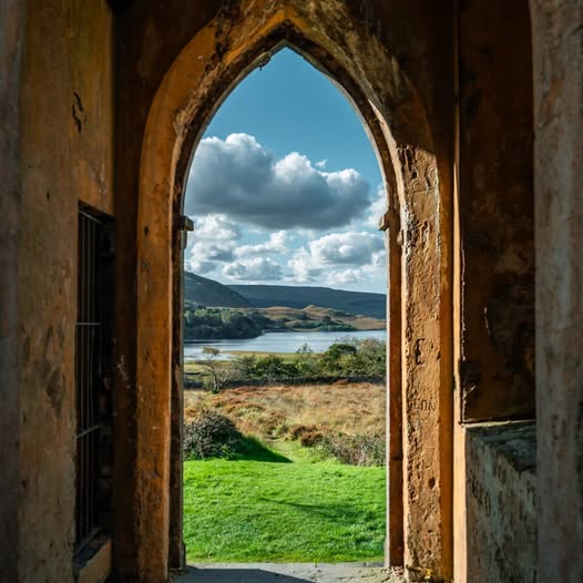 La porta della tua prossima avventura 🏔️
📍 Chiesa di Dunlewey, Contea di Donegal