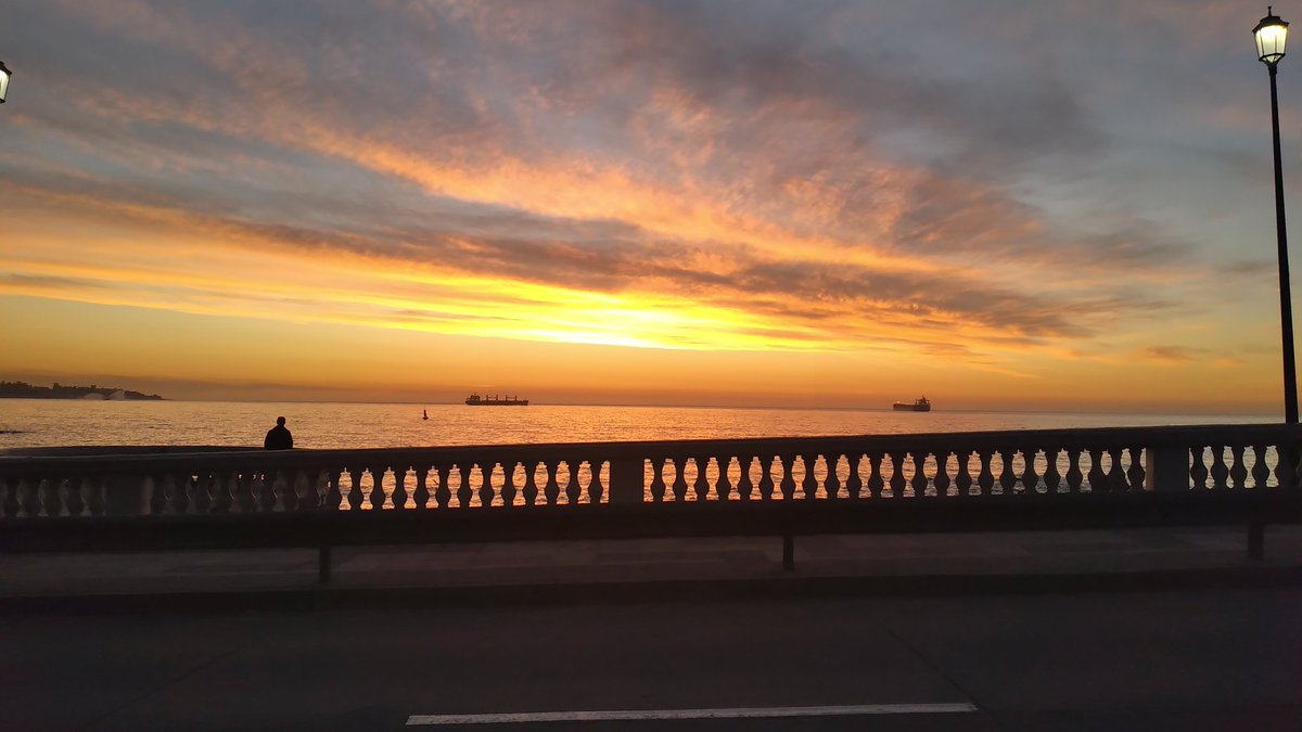 Off_Valpo's tweet photo. @CarlosTeran @EricaBravoB @edgardolazo @55_david @gcodinad https://t.co/wv35ffzKzx arreboles en la bahía de @Valparaiso desde los Faros de #Punta_Ángeles (Playa Ancha) y #Punta_Condell (Recreo) con nubosidad parcial alta de tipo #Cirrus_Spissatus presión atmosférica 1018 hPa temperatura 15°C viento de dirección @SurWeste 09 Nd (17 km/h) https://t.co/jJareqS5er
