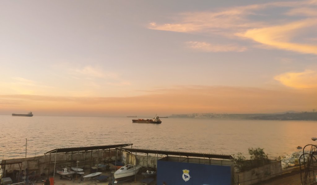 Off_Valpo's tweet photo. @CarlosTeran @EricaBravoB @edgardolazo @55_david @gcodinad https://t.co/wv35ffzKzx arreboles en la bahía de @Valparaiso desde los Faros de #Punta_Ángeles (Playa Ancha) y #Punta_Condell (Recreo) con nubosidad parcial alta de tipo #Cirrus_Spissatus presión atmosférica 1018 hPa temperatura 15°C viento de dirección @SurWeste 09 Nd (17 km/h) https://t.co/jJareqS5er