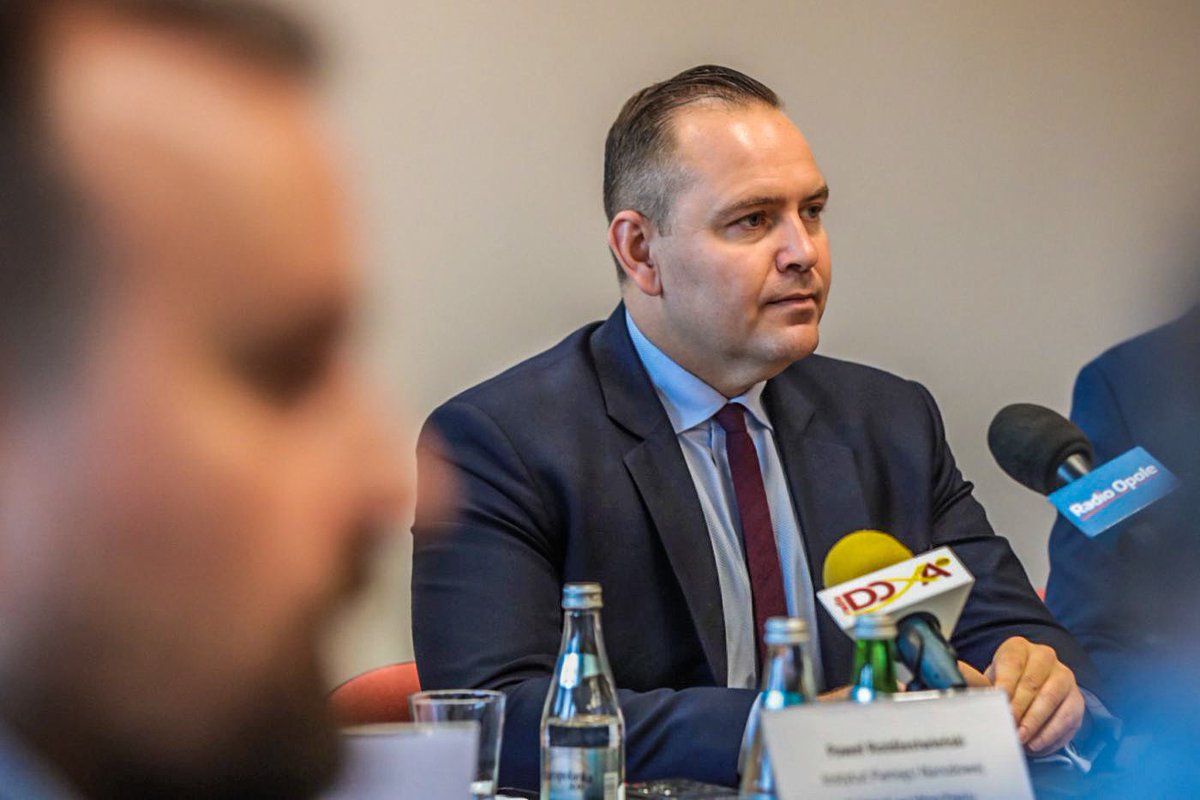 To będzie jeden z tych dłuższych wpisów. 

<a href="/NawrockiKn/">Karol Nawrocki</a> poznałem we wrześniu 2021 roku. Przyjechał wówczas do Opola i w ramach agendy przygotował spotkanie dla instytucji współpracujących z IPN. Byłem wcześniej na wielu podobnych. Wiecie na ogół okrągłe gadki. Dużo deklaracji. A