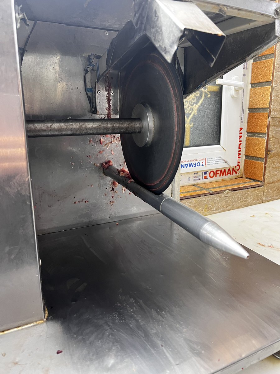 هر بار میام اینجا وسوسه میشم یه انگشتمو ازش رد کنم ولی خدا رو شکر فقط در حد وسوسه‌ست.