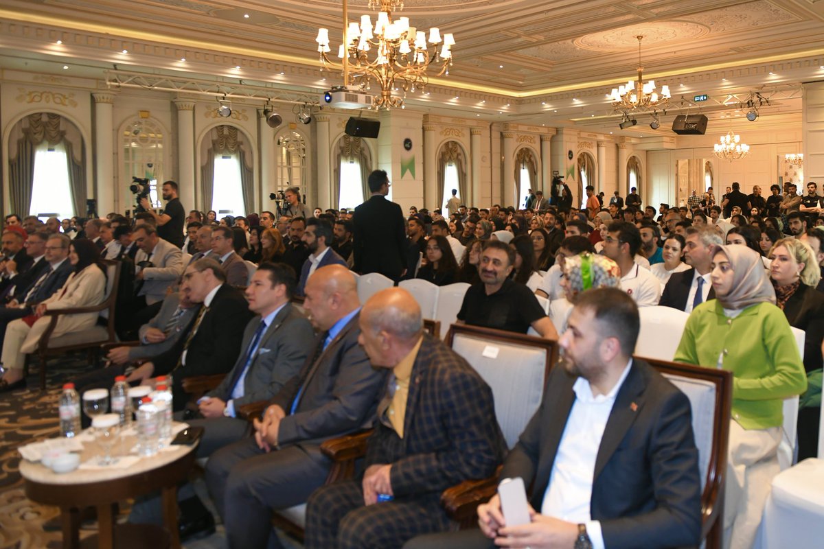 Valimiz Sn. Ozan Balcı, Siyasetçi ve İş İnsanı Sn. Cüneyd Zapsu’nun 'Yapay Zeka ve Davos' konulu konferansına katıldı. 

Bir otelde düzenlenen konferansta Sn. Cüneyd Zapsu, “Gözlüklerim” başlığıyla yaptığı konuşmada, gelecek tasavvuru konusunda rehberlik edecek fikirlerini, hayat