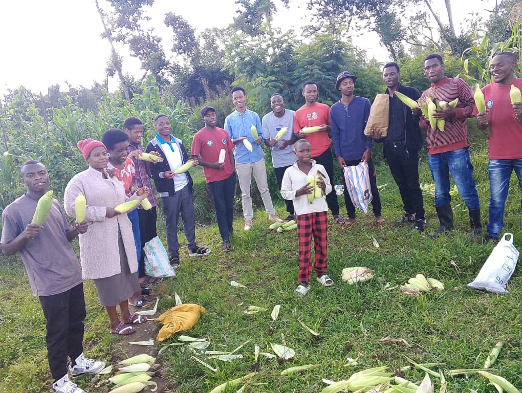 RCSSAgriTalk's tweet image. 🌱 Empowering Young People in Agriculture| Beyond Skills and Knowledge! 
What truly keeps young people engaged?

1. Having Fun: We host agri-festivals, team farming challenges, and social media campaigns that make agriculture exciting.
#YouthInAgriculture #WeForChange #Agripeak