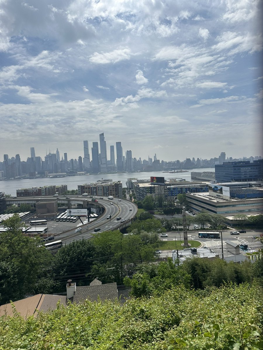 I wanna wake up in that city, that doesn't sleep
And find your king of the hill, top of the heap
Your small town blues, they're melting away
I'm gonna make a brand-new start of it, in old New York
You always make it there, you make it anywhere
It's up to you, New York, New York