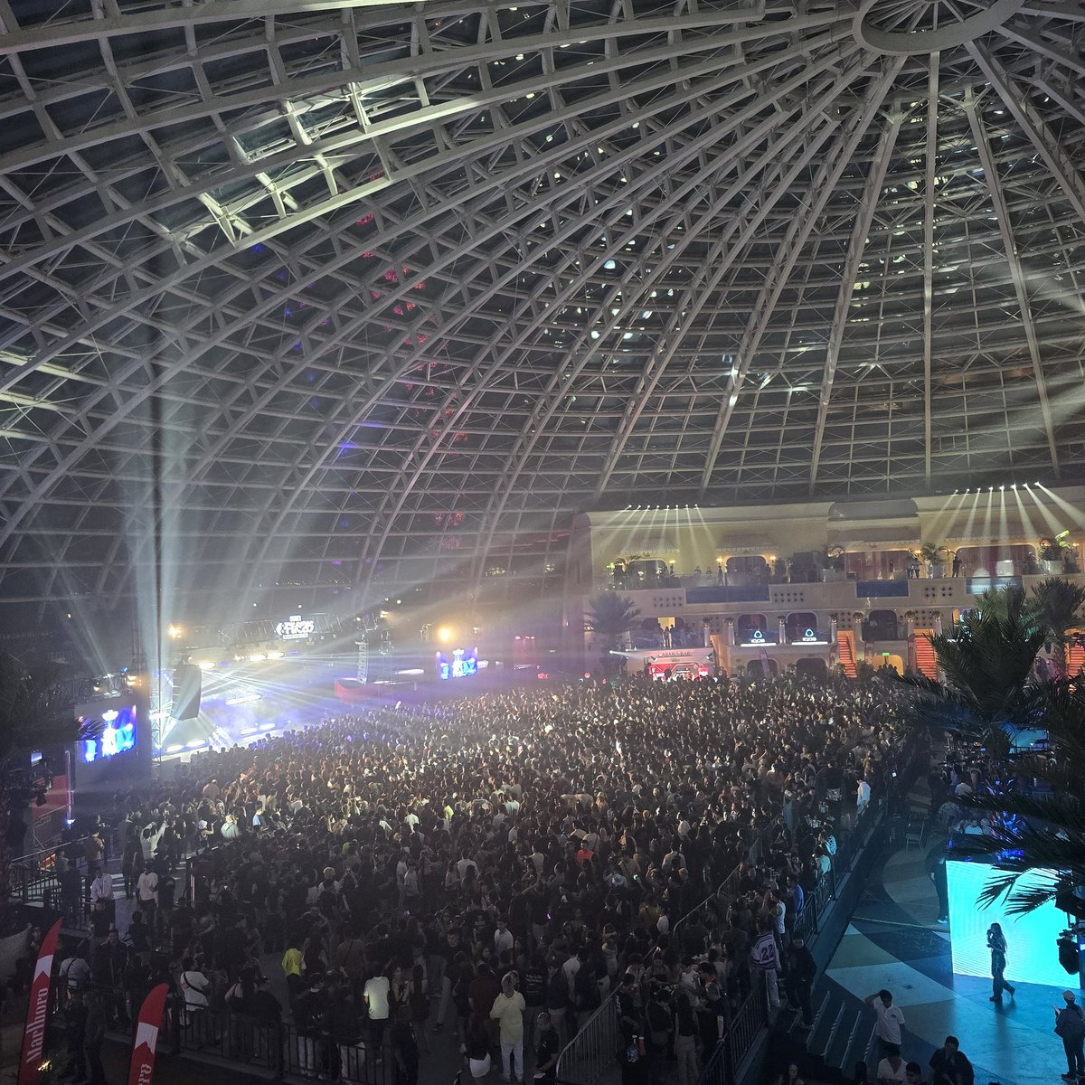 Massive crowd at Cove Manila ahead of Zedd’s set for <a href="/andfriendsfest/">&FRIENDS Festival</a>.