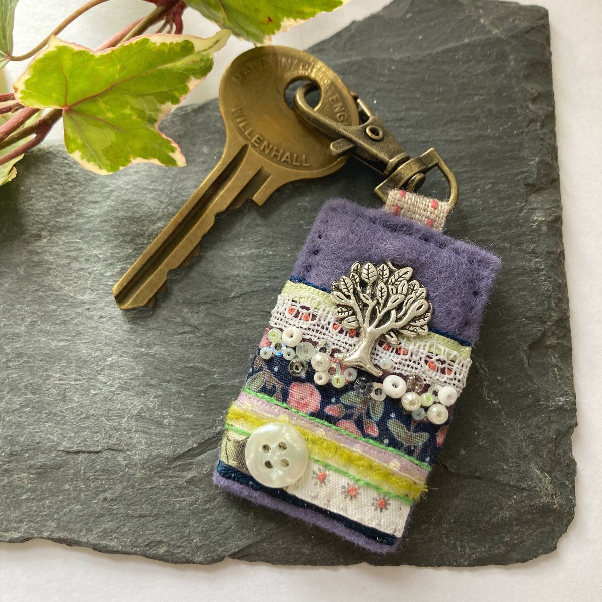 elliestreasures's tweet photo. Tree of life hand sewn bag charm/key clip in stunning lavender mauve with pretty trims and tiny white bead “blossom”.

A unique and decorative #giftidea.

https://t.co/0wvoXigZw0

#shopindie #NatureLover #trees https://t.co/rVWH4UPxD1