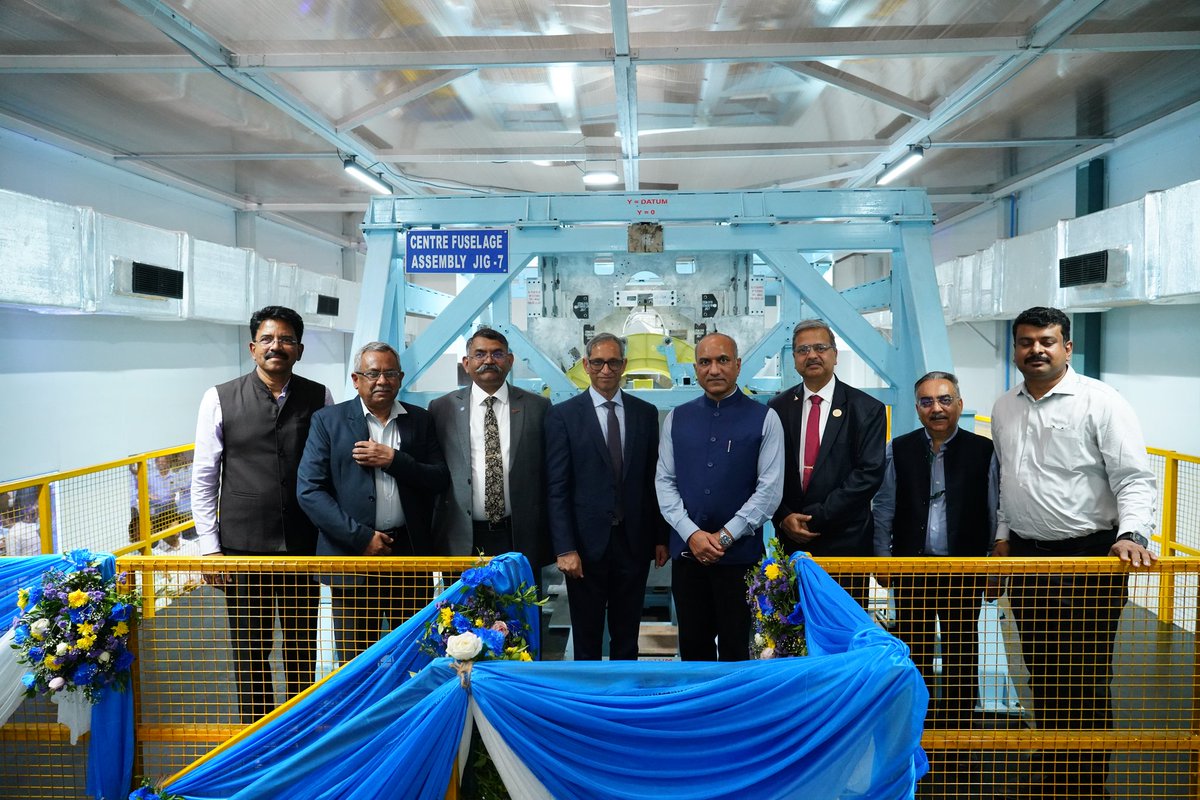 Milestone in Indigenous Defence Manufacturing 🇮🇳

🔹The first Centre Fuselage for #LCATejas Mk1A was handed over to #HAL by VEM Technologies today in Hyderabad, in the presence of Shri Sanjeev Kumar, Secretary, #DefenceProduction, Ministry of Defence, and Dr. D. K. Sunil, CMD,