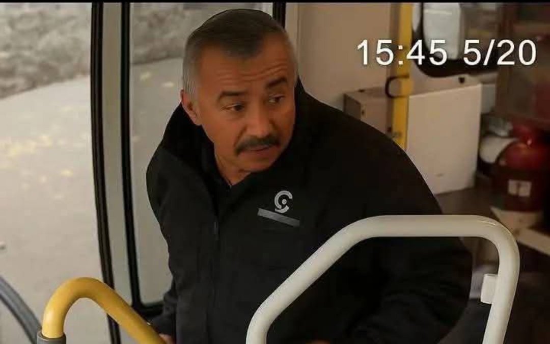 AlmanaquePuebla's tweet image. #INDIGNANTE 🚨 Sujeto agrede brutalmente a conductor del transporte público en #Guadajalara 😰💥

Un usuario de la ruta T11 antes agredió al chófer solo porque no avanzaba debido a que tuvo un percance vehicular. 🙄

En el video se ve como el usuario comienza a discutir con el