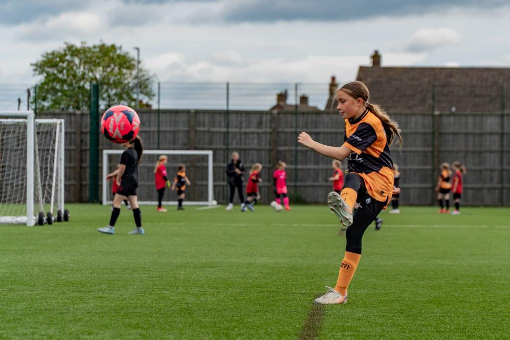 betsysjourney's tweet photo. 🧡🖤Last game of the season with the under 11s — finished with a win and I got a couple of goals! Then I was asked to stay and play the U12s match. Two matches back-to-back, loved it. Everyone’s saying it’s time for a break... but I’m not ready. Will miss it. #hullcityladies https://t.co/GKxhqLoYnZ