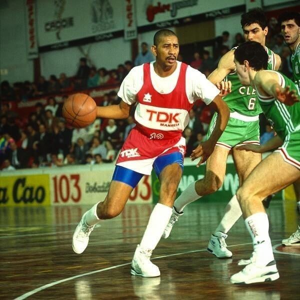 George Gervin playing for TDK Manresa in Spain during the 1989-90 season.
