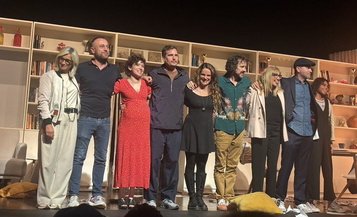 rosabadiarb's tweet photo. Dues persones molt enfeinades: @LaraDiezQuint al @EspaiTexasBcn #Mary (escrita, dirigida i interpretada per ella) I Francesc Ferrer intepretant amb Mar Ulldemolins #PlaerCulpable de LDQ al #TeatreGoya Però és que Ferrer també protagonitza #MesuresExtraordinàries al #TeatreBorràs https://t.co/7R7zn0vB32
