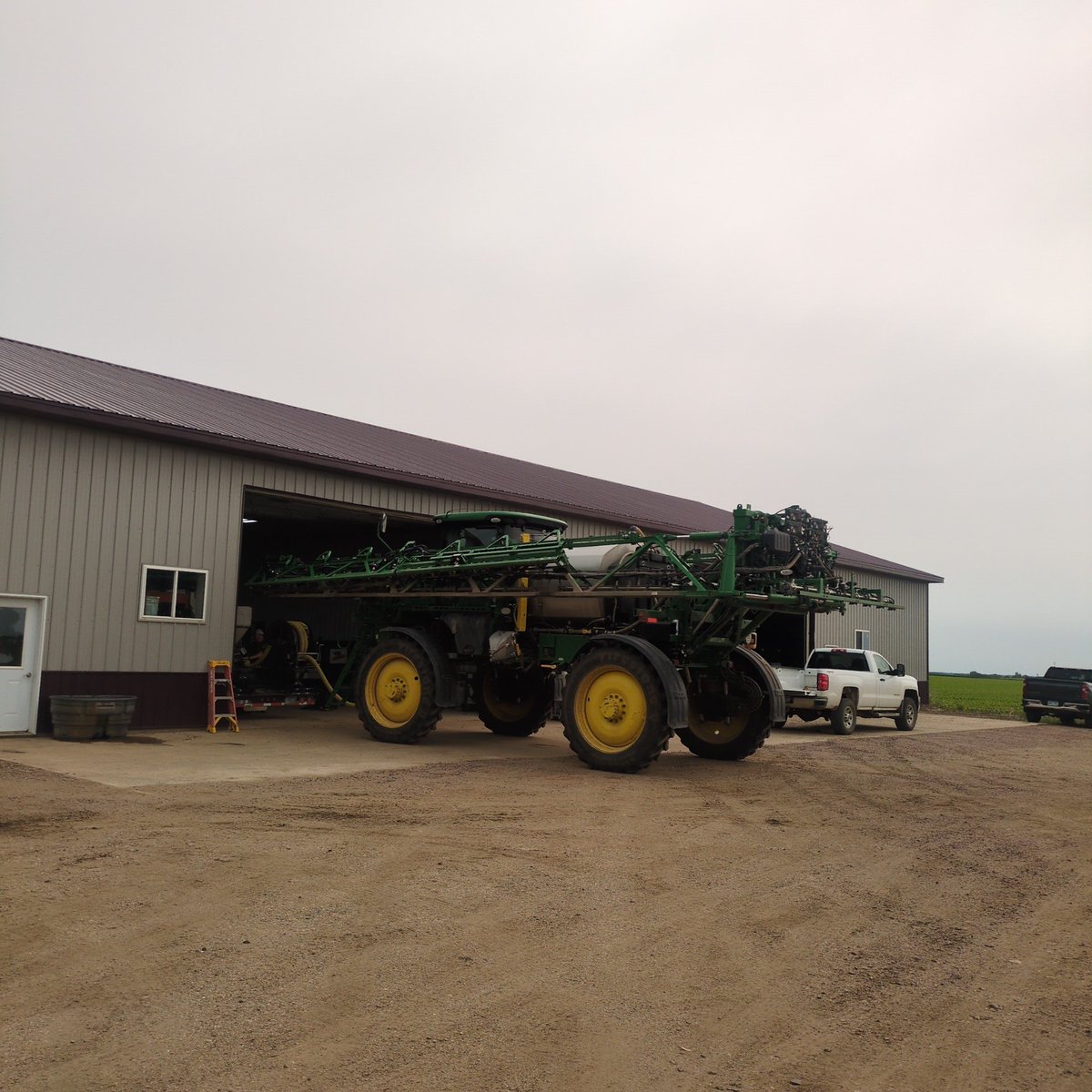 famesjultz's tweet image. #fanonthefarm
@KFAN1003 

Loading up the sprayer to get some corn sprayed. Yee haw!