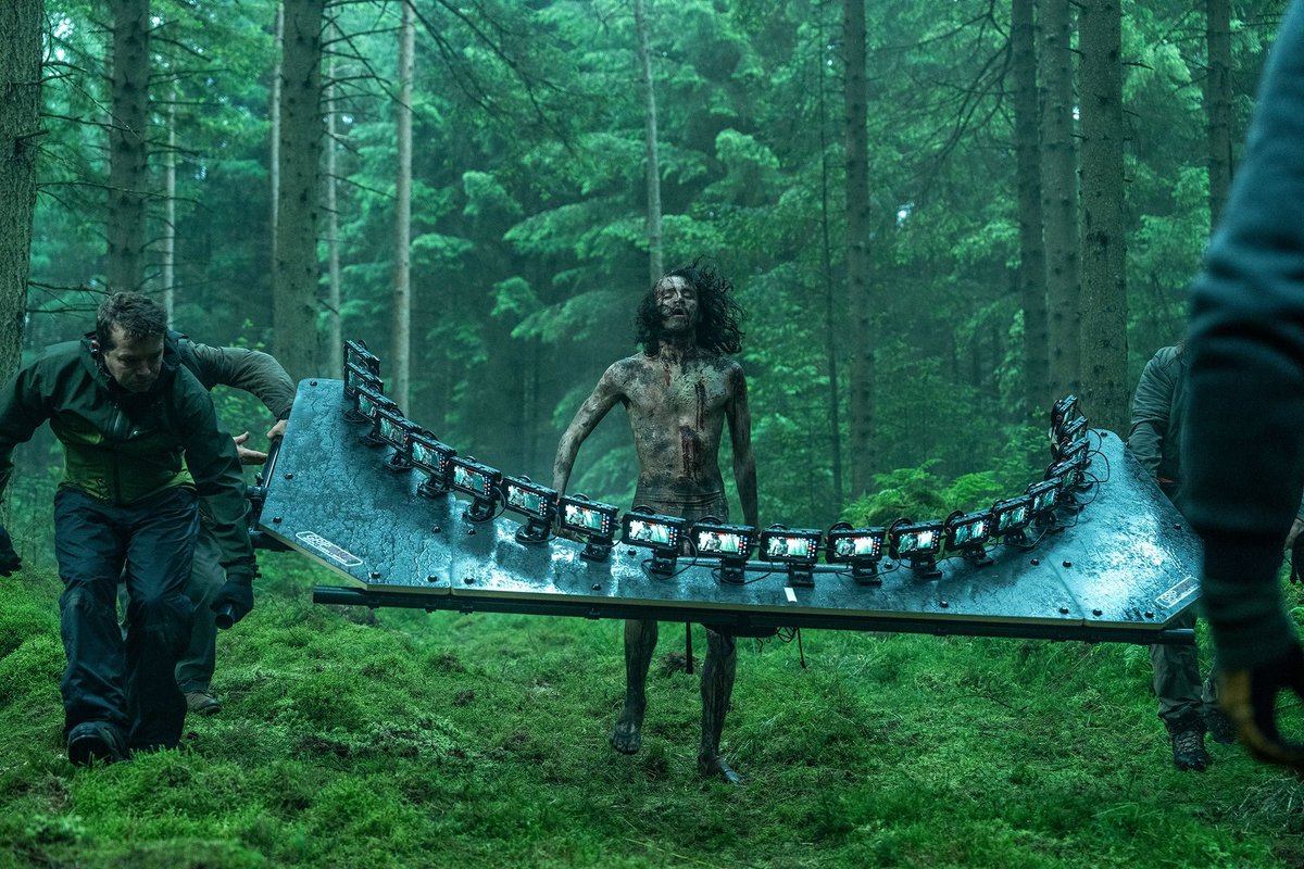 This is one of the wildest behind the scenes photos I've ever seen. 28 YEARS LATER. The team built a special rig that allowed them to film certain sequences on 20 iPhones at once. Great stuff from IGN: ign.com/articles/28-ye…