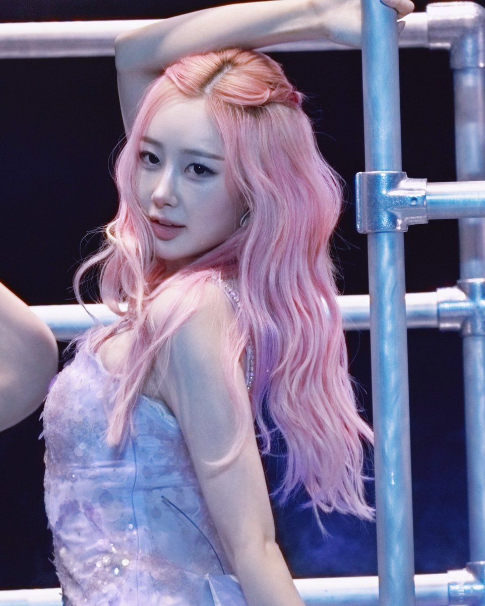 zizzling_egg's tweet photo. giselle in similar hairstyle

pink angel                              red devil https://t.co/5Ah5kjD5Jw