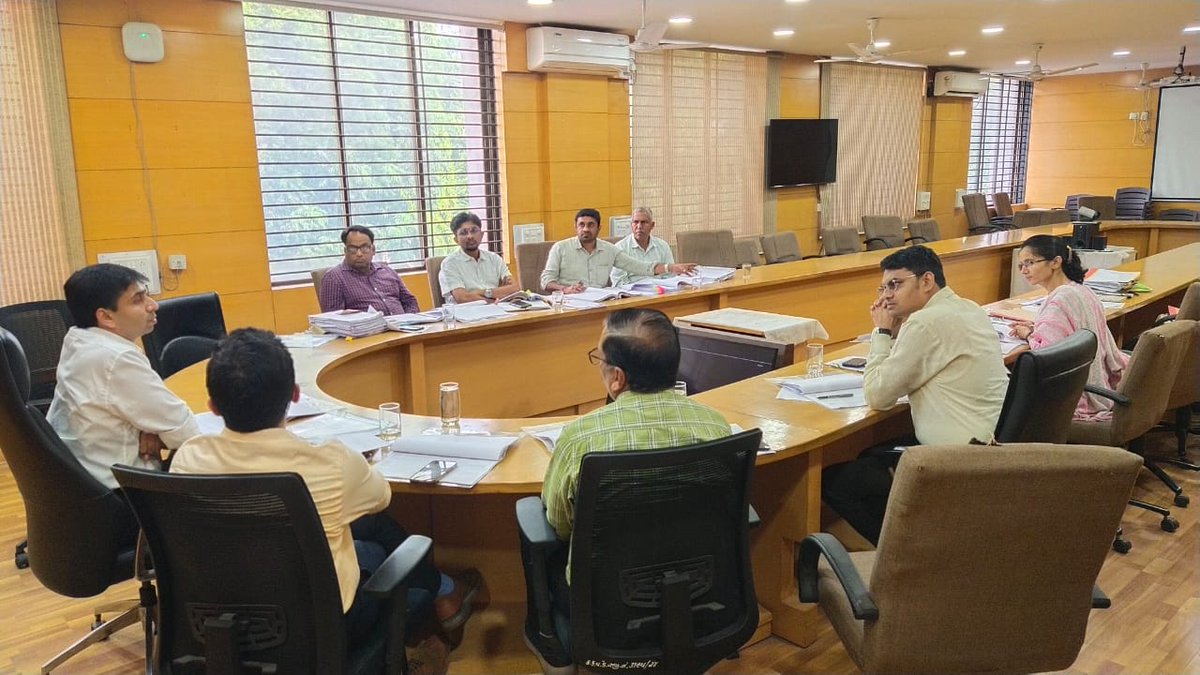 આજ રોજ લેન્‍ડ  ગ્રેબિંગ અંગેની બેઠક યોજવામાં આવી જેમા પોઝીટવ કેસોની રૂબરૂ સુનાવણી કરી જેમા બેઠકના અંતે હકારાત્મક કેસમાં પોલીસ ફરીયાદ દાખલ કરવાનો નિર્ણય લેવામાં આવ્યો.<a href="/CMOGuj/">CMO Gujarat</a> <a href="/revenuegujarat/">Revenue Dep. Gujarat</a> <a href="/InfoValsadGoG/">Info Valsad GoG</a>