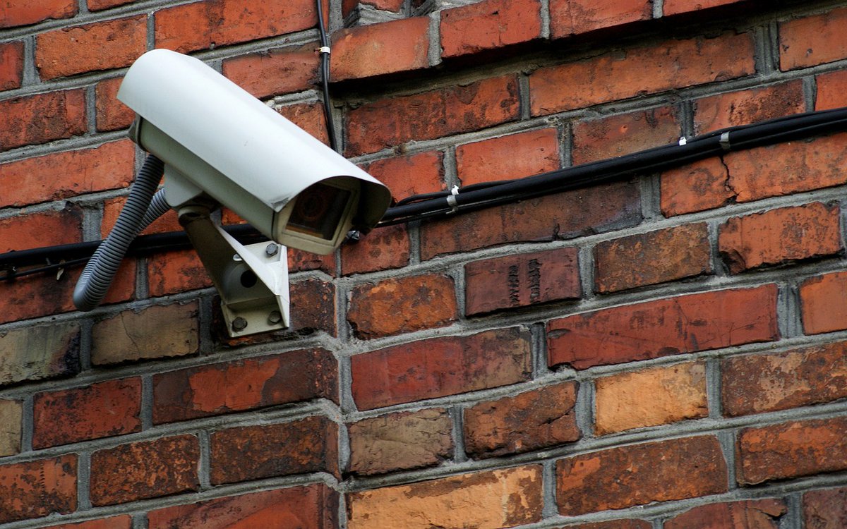 Burgemeester Jansen stelt in een deel van de Dorpsstraat tijdelijk cameratoezicht in. Dit is naar aanleiding van het geweldsincident van afgelopen weekend aan de Stationsweg West, waardoor de onrust in het dorp groot is. Veel jongeren voelen zich onveilig. woudenberg.nl/nieuwsoverzich…