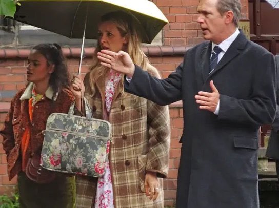 sdmsource's tweet photo. 📸 new | sophia on the set of ‘blueberry inn’ https://t.co/EiEhO6H1gW