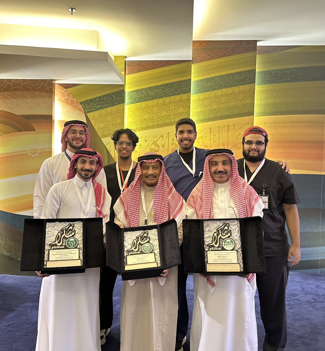 الحمد لله، انتهت اليوم مرحلة السنوات الأساسية ✅
تحديات وصعوبات زاحمتها كثير من الإنجازات والمتعة، وانتهت اليوم لتبدأ قصة السنوات السريرية 🩺
أسأل الله فيها التوفيق والسداد 🤲🏻