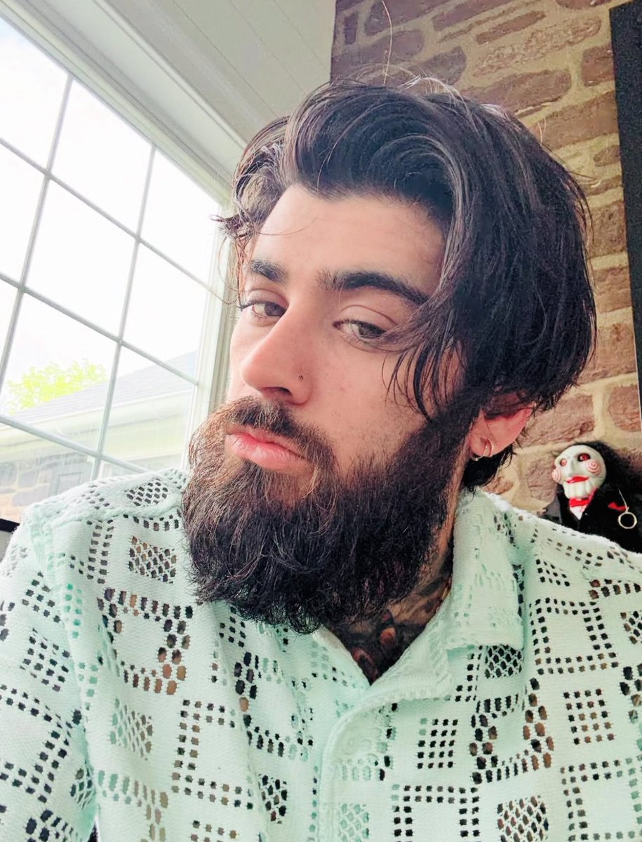 PopBase's tweet photo. Zayn stuns in new selfie. https://t.co/8Wk35CZzQR