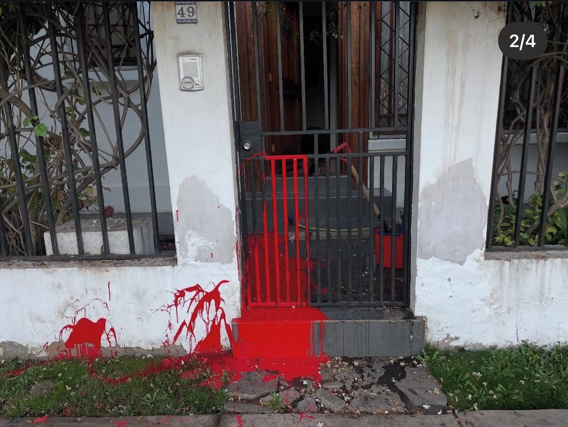 Karen Palma Tapia (@karenpalma_) on Twitter photo Toda mi solidaridad con el compañero <a href="/danieljadue/">Daniel Jadue</a>, cuya casa fue atacada durante la madrugada de forma cobarde. Las expresiones de odio deben ser enfrentadas con firmeza y sin vacilación. Debemos todas y todos levantar un frontón contra el fascismo, el odio y la intolerancia. Toda mi solidaridad con el compañero <a href="/danieljadue/">Daniel Jadue</a>, cuya casa fue atacada durante la madrugada de forma cobarde. Las expresiones de odio deben ser enfrentadas con firmeza y sin vacilación. Debemos todas y todos levantar un frontón contra el fascismo, el odio y la intolerancia.