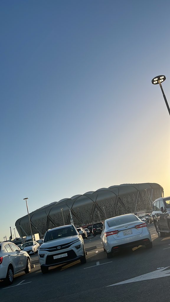 يانمور عندي تذكره مع جمهور القادسيه ابي بدالها مع جمهور الاتحاد انا عند الملعب