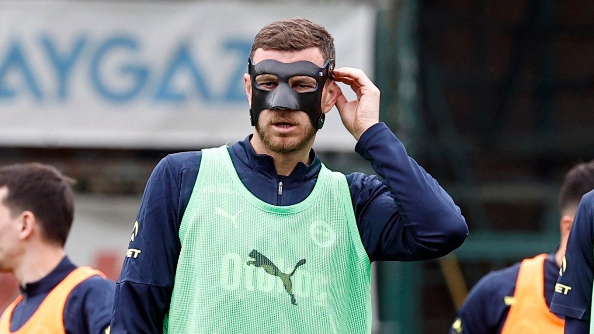 Her şartta her şeye rağmen en zor günde bile mücadele ettin.

Fenerbahçe'li Edin Dzeko olarak kalacaksın.