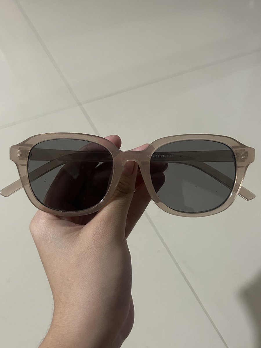 kaiji0911's tweet photo. ★彡 help rt 

            wts lfb ph *･

— Sunglasses from Sunnies Face
: payo

price: 200 (orig price around 800php)

˚✧₊ onhand ! 
˚✧₊ used but not abused
˚✧₊ small scratches
˚✧₊ no pouch and wiper cloth

−☆ tags: sunglasses for summer sunnies face 

 — dm to claim https://t.co/3kHbdPTYr9