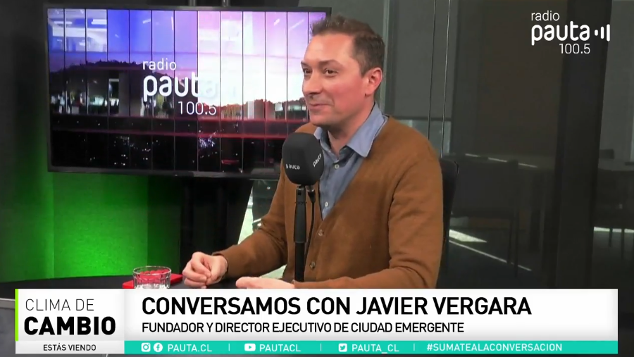 ♻️ Uso de la IA para ciudades más sostenibles

"Hoy podemos gestionar el tráfico de la ciudad sabiendo qué lugar exacto debe dar luz verde para que no se produzca la congestión y de esa manera reducir emisiones": Javier Vergara (<a href="/vergarapetrescu/">Javier Vergara P.</a>), fundador y director ejecutivo de