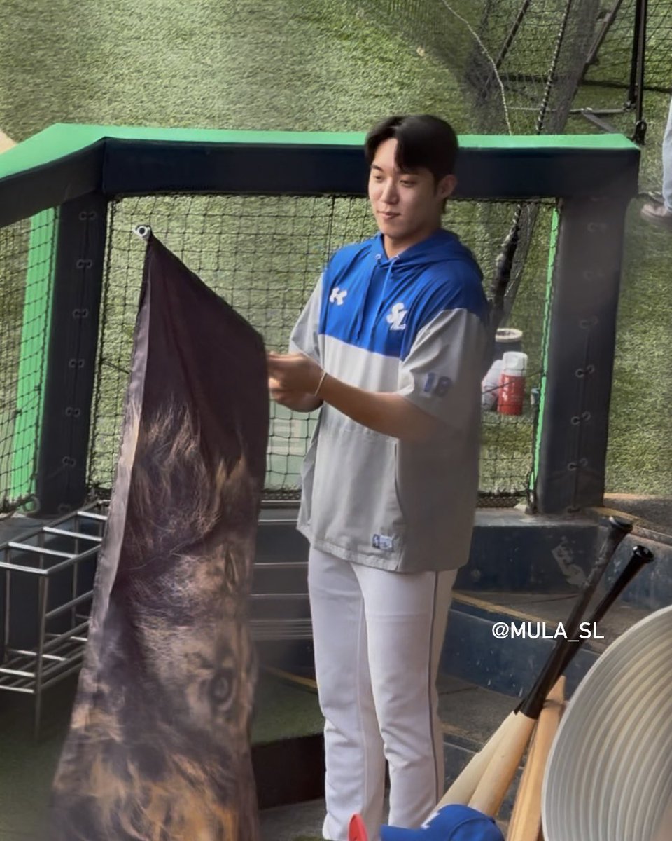 e_emula's tweet image. 오늘 태인이의 하루
1. 홈런 깃발 흔들어보다가 정리하기
2. 배트스윙 연습하기