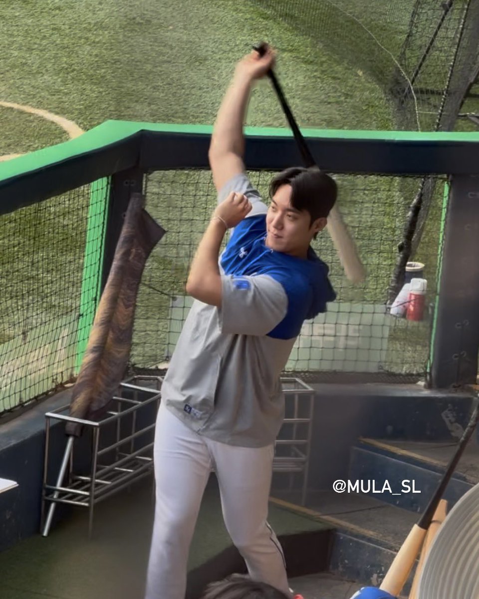 e_emula's tweet image. 오늘 태인이의 하루
1. 홈런 깃발 흔들어보다가 정리하기
2. 배트스윙 연습하기