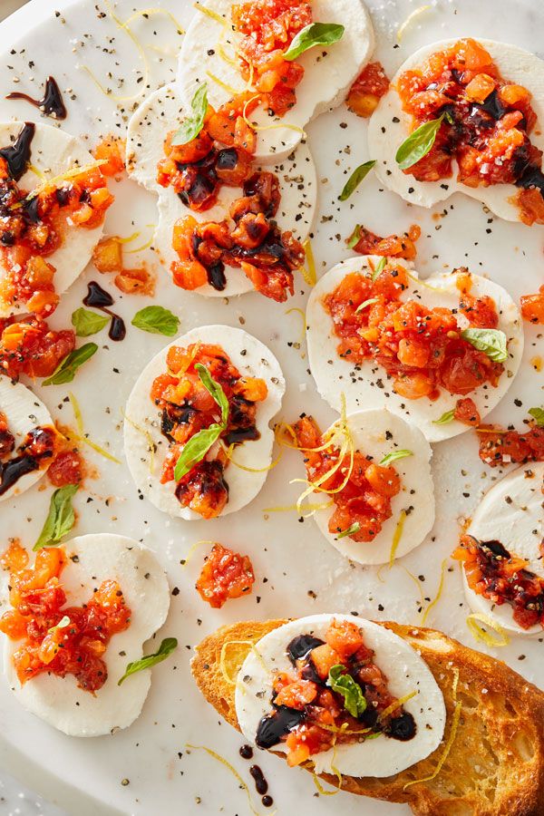 When you can’t decide between bruschetta and a Caprese salad… you don’t have to. 😋 We’ve combined our Italian tomato bruschetta, creamy mozzarella, fragrant basil, and a drizzle of balsamic glaze over crispy toasted bread.
buff.ly/bdFIWd6