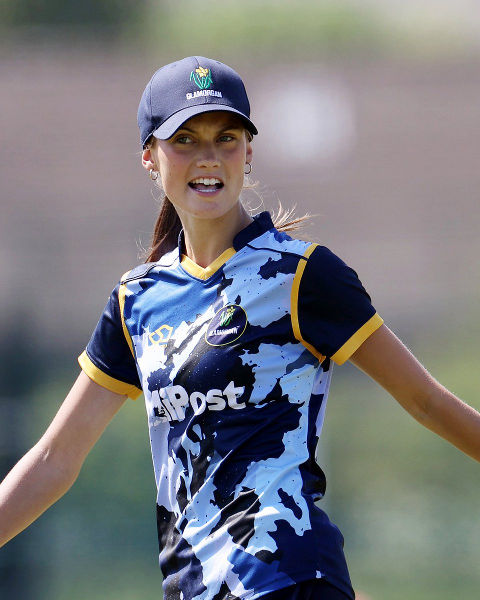 Glamorgan win the first of the double-header T20s by 77 runs 👏

Lauren Parfitt and Bethan Gammon record a 153-run partnership for the 2nd wicket, and Eve Jackson ends with an economical spell of 2-7 in her 3 overs 🙌

#ShowcaseFriendly
#OhGlammyGlammy