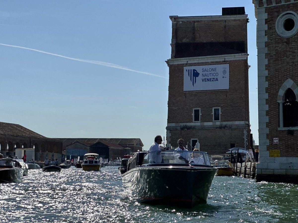 ♻️È partito il tradizionale corteo acqueo delle imbarcazioni elettriche presenti al #SaloneNauticoVenezia della E-Regatta! 

📌Il percorso: Darsena Grande – Percorso esterno nord – Cannaregio –  Rialto – Bacino di San Marco – rientro Arsenale.

Scopri di più👇🏻