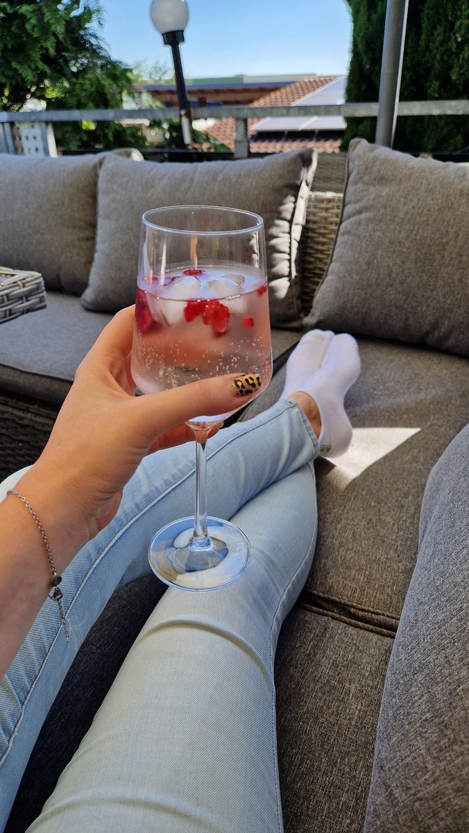 Während ich mir dekadent gönne, sendest du dein restliches Gehalt und bedankst dich.
Du liebst es mir mein Vergnügen zu finanzieren. 🤭