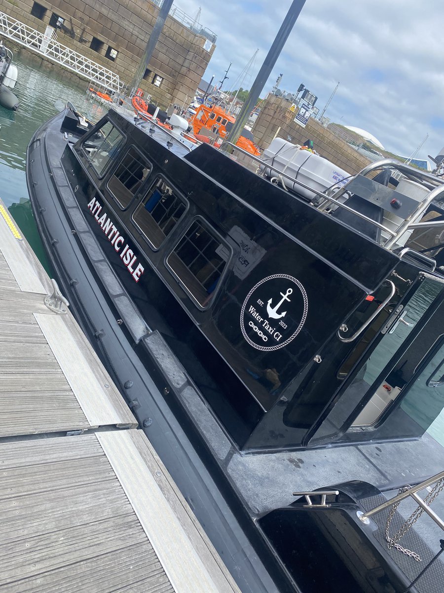 PRGraphicsJY's tweet image. Mission today…..create logo graphics for watertaxici.co.uk
Really pleased with them. 
So, thankfully, is the customer! 😅