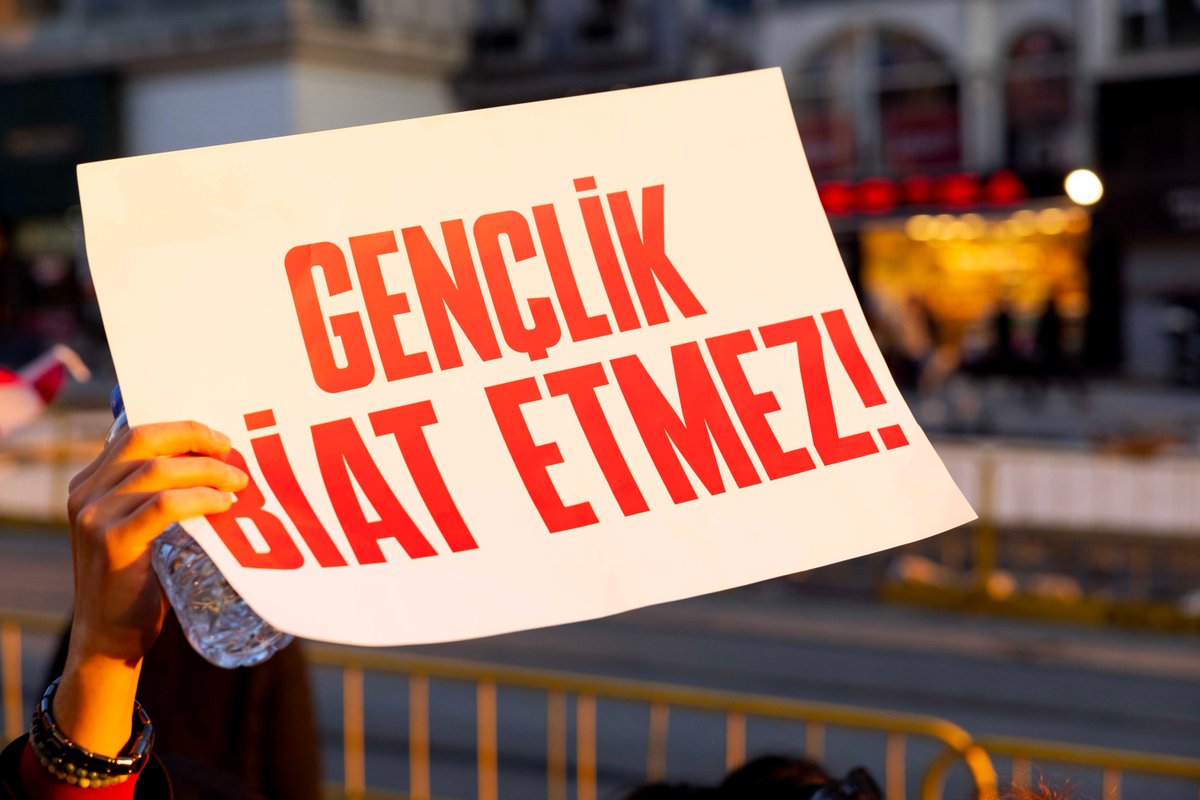 19 Mart Darbe Girişimi sürecinde halk iradesine sahip çıktıkları için 68 gündür cezaevinde tutsak edilen 14 genç özgürlüğüne kavuştu.

Aylardır zulmettikleri gençler mücadeleyi kararlılıkla sürdürüyor, bu da Saray'a dert olsun. Biz yılmayacağız, siz yenileceksiniz!