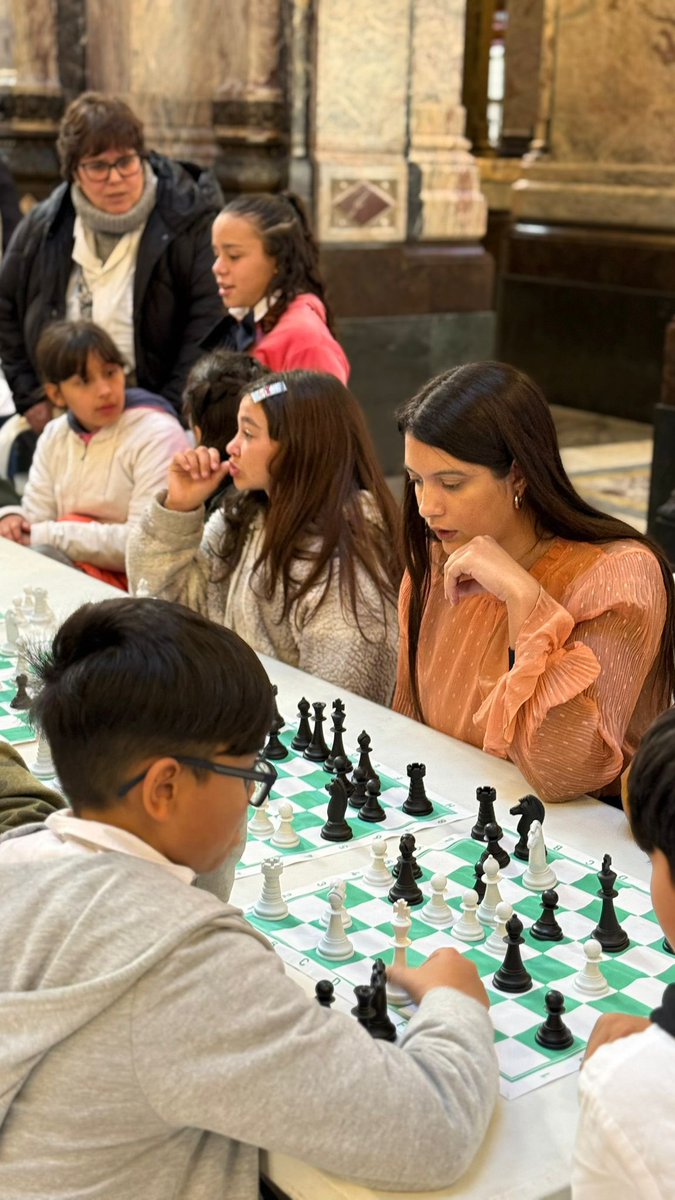 Hoy el parlamento celebró el Día Nacional del Ajedrez con niños de distintas escuelas de Montevideo.

Sentarme frente a esas piezas me recuerda siempre a mi abuelo que fue quien me enseñó. Además ver el salón de los pasos perdidos lleno de túnicas y moñas, maravilloso.