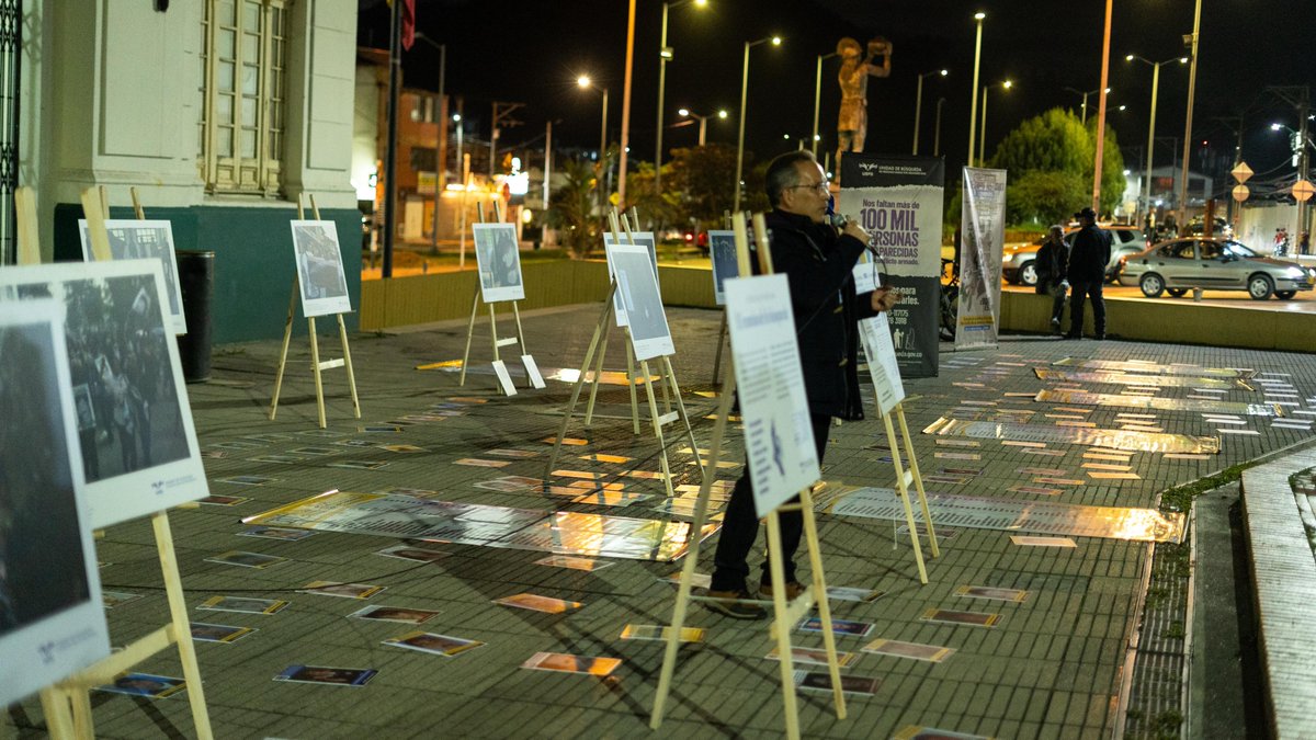 Centro Nacional de Memoria Histórica (@centromemoriah) on Twitter photo «Cada uno de nosotros sostiene el rostro de una persona desaparecida. No siempre sabemos quién fue, pero sabemos que falta. Esta galería no es solo memoria: es una acción colectiva que nace del catalizador de la desaparición forzada», expresó Pablo Cala del <a href="/CentroMemoriaH/">Centro Nacional de Memoria Histórica</a>.
Con «Cada uno de nosotros sostiene el rostro de una persona desaparecida. No siempre sabemos quién fue, pero sabemos que falta. Esta galería no es solo memoria: es una acción colectiva que nace del catalizador de la desaparición forzada», expresó Pablo Cala del <a href="/CentroMemoriaH/">Centro Nacional de Memoria Histórica</a>.
Con
