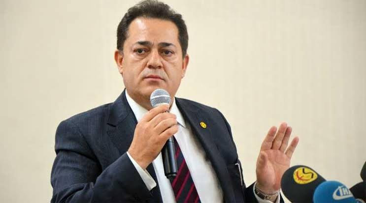 İsmi üzerine yaşanan tartışmalar nereden nasıl başladı bilemiyorum elbette ama dün akşam bu saatlerde kendisine sordum "Ben bu işlerde yokum!" dedi. Halil Ünal az emek vermedi, gerektiğinde yine verir; başkan olup hizmet etmek istediği zaman da kimseden çekinmez!
#eskisehirspor