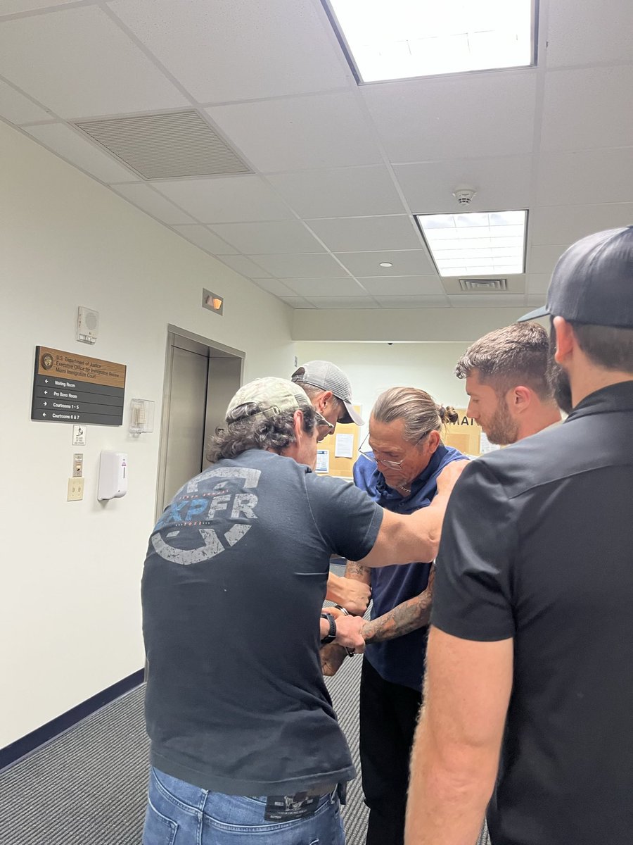 I’m at the immigration court in Miami, where at around 9:30 a.m. a Cuban man started choking himself and saying was going to commit suicide after he was arrested by federal officials.