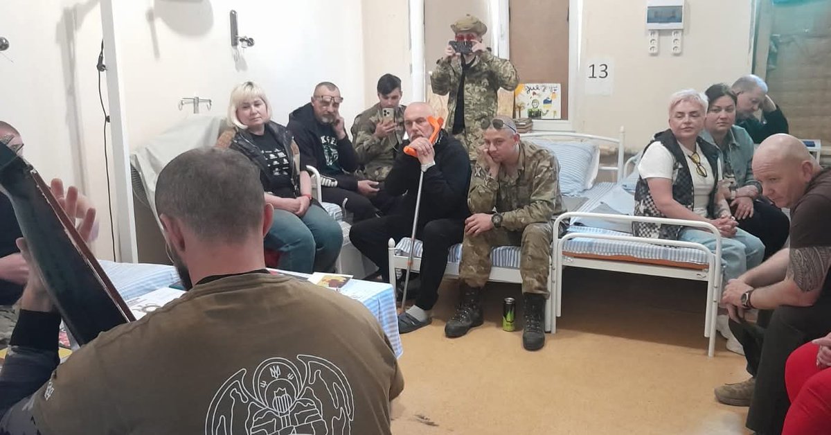 ♌️🇺🇸🇬🇧 
With a Guitar on the Frontline: The Cultural Front of "Cultural Landing Force" at the 54th Brigade

Songs, humor, and heartfelt wishes — not a luxury, but essential reinforcement for the soul. That’s exactly what the soldiers of the 54th Separate Mechanized Brigade named
