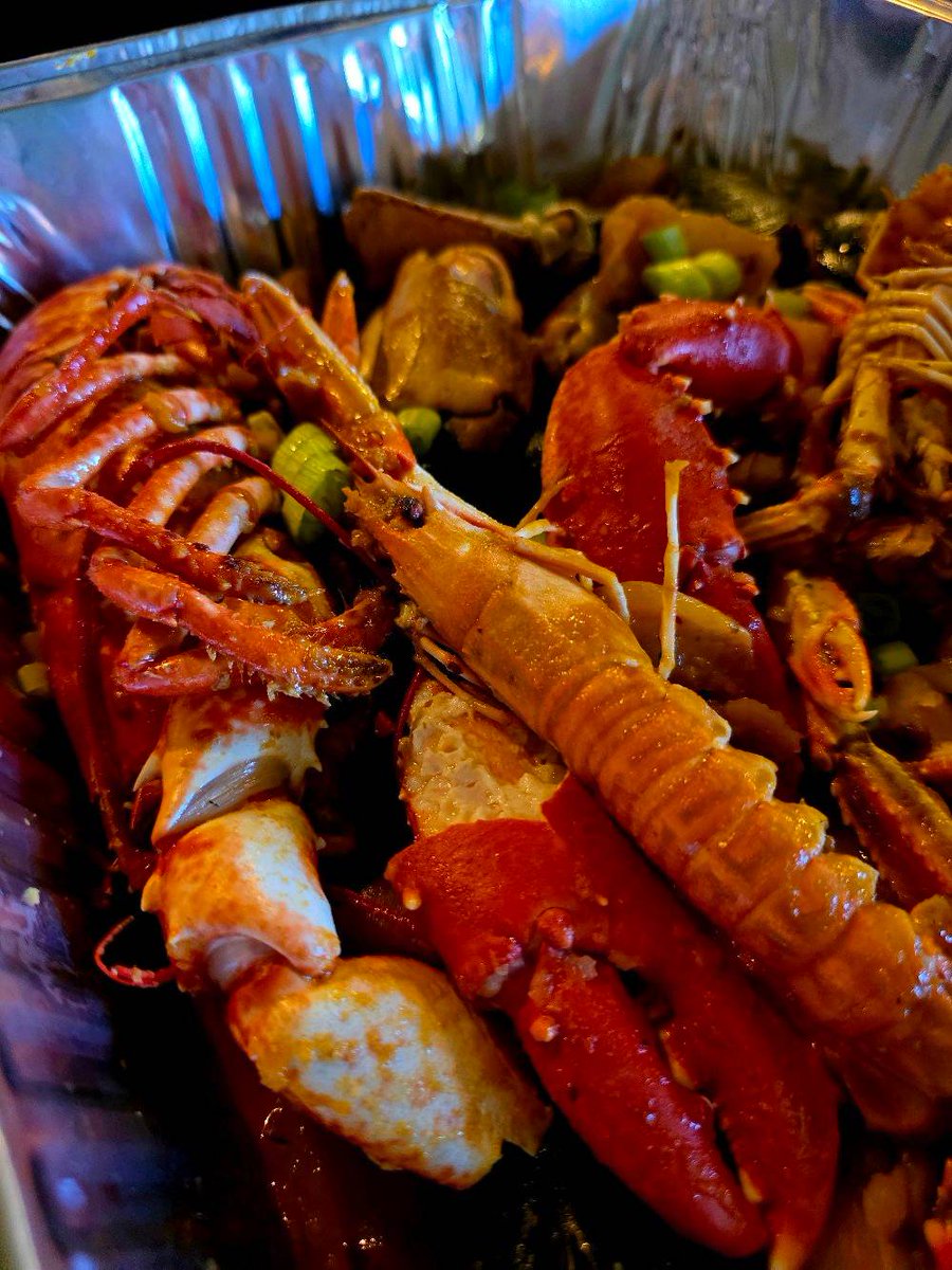 TartanSpoon's tweet image. Lulabelle’s of Tarbert is a must-visit spot in Scotland, offering a globally inspired street food menu infused w/ local ingredients. From Korean bao to the West Coast’s only Seafood Boil, a feast of flavours worth trying🦐🍽️ #FoodieFinds #ScotlandEats tartanspoon.co.uk/home/food-lula…