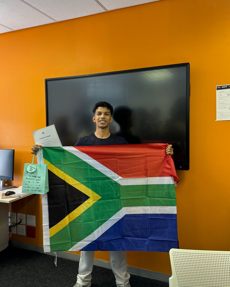 englishzoneone's tweet photo. هذي الصور توثق لحظات جميلة وفخورة لبعض من عملاءنا وطلابنا في كيب تاون، بعد ما خلصوا دوراتهم في معاهد تعليم اللغة الإنجليزية. تعب، واجتهاد، وتجربة مختلفة تماماً عن أي شي ممكن يعيشونه في أماكن ثانية. https://t.co/SiNPSKa75f