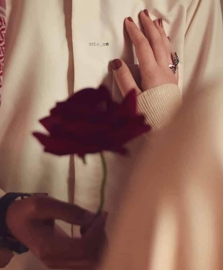 وہ کہتا ہے کہ بس اک بار کہہ دو
میں کہتی ہوں میں سو بار تمھاری