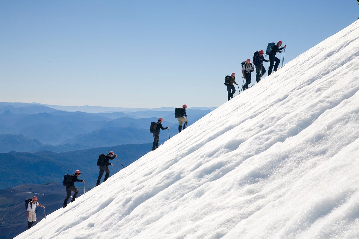 🚨 Pucón | Se reporta la caída de una persona mientras realizaba el ascenso al cráter del Volcán Villarrica, a la altura del sector La Capilla. Personal de rescate ya trabaja en el lugar.
#Pucón #Villarrica #VolcánVillarrica #Rescate #Emergencia #Araucanía
