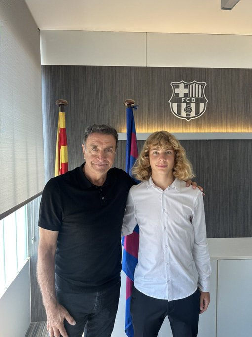 Michał Żuk 🇵🇱 podpisał pierwszą profesjonalną umowę z FC Barceloną. Kontrakt na 3 lata, klauzula 100 mln euro ✅ [<a href="/FCBarcelona/">FC Barcelona</a>]

#Barca