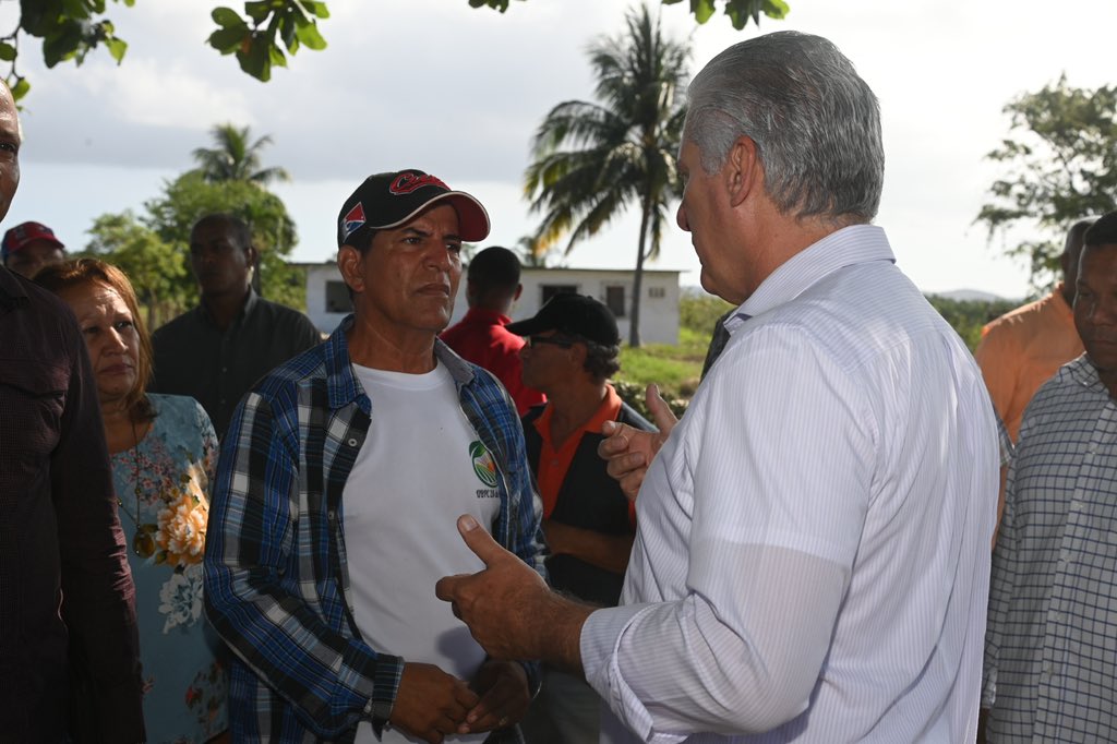 🗣️| “Es un verdadero líder", dijo <a href="/DiazCanelB/">Miguel Díaz-Canel Bermúdez</a>, porque ha logrado producciones aquí en condiciones complejas. Laboran en 348 hectáreas, de ellas 117 dedicadas a cultivos varios y 231 a la ganadería.