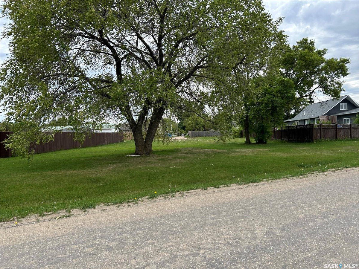 RynoStanek's tweet photo. Ready to build your dream home or invest in a growing community? Discover this fantastic 93x140 ft lot in Asquith—perfect for families, first-time builders, or anyone seeking space and convenience. Local amenities, schools, and recreation are just steps away! https://t.co/vwy846TGf6